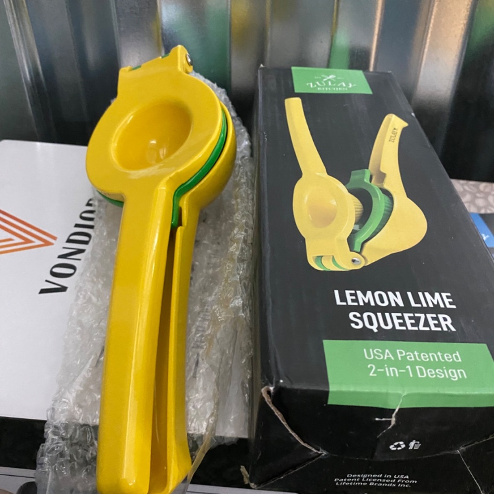 Lemon Squeezer | Citrus Juicer with Built-In Container